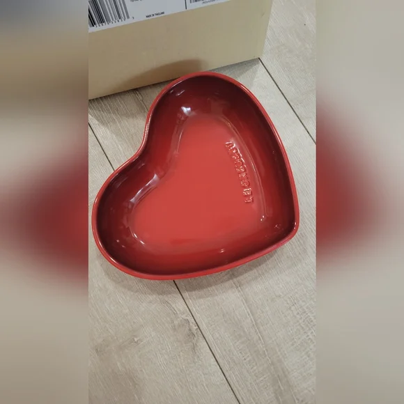 Le Creuset Heart-Shaped Red Stoneware Bakeware Bowl Cerise Seoul - Picture 2 of 6